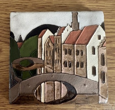 Vintage handgefertigte signierte Argus Brugge Tonfliese - Villen & Brücke 