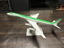 Skymarks  1/200 Scale BAX Global DC-8-63 Plastic Model