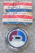 1970 Datsun 1200 Nos Rear Emblem D Ornament Nissan 79202-h1826 New In Package