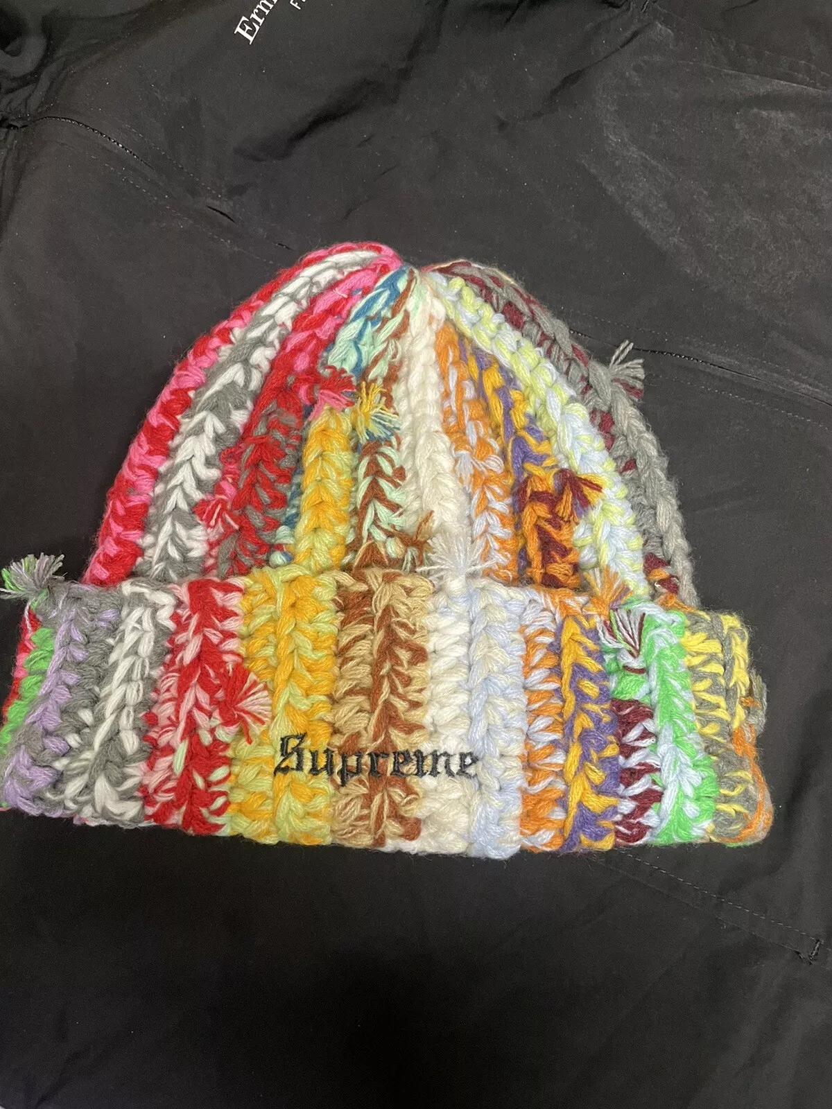 Bonnet Supreme noué main FW23 multicolore neuf authentique