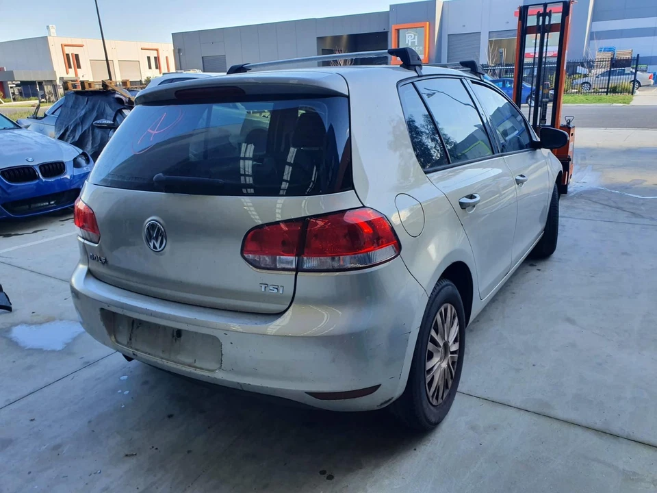VOLKSWAGEN GOLF VOLANTE CUERO, ESTÁNDAR, TIPO CAMBIO SIN PALETA, GEN 6,  Foto 4 de 4