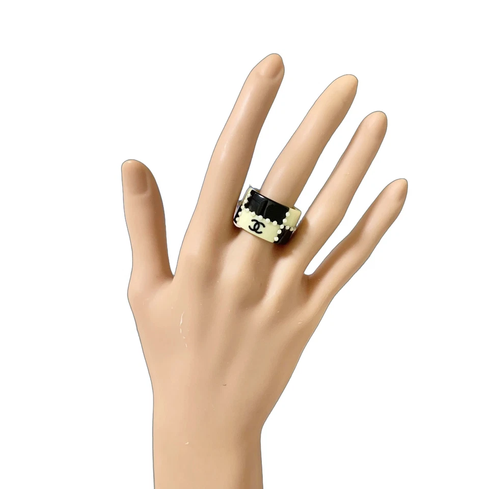 CHANEL Coco Mark Bicolor Perla Ajedrez Negro Logo Foto 4 de 4