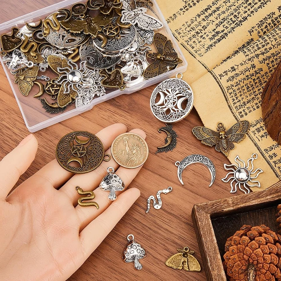 56 ciondoli in lega, stile gotico e tibetano, argento antico, bronzo, divinaz... - Immagine 3 di 4