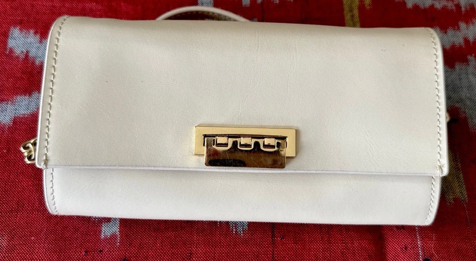 Bandolera pequeña de cuero para mujer Zac Posen en marfil con correa desmontable.  Foto 4 de 4