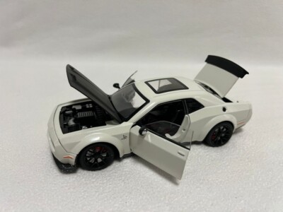 1:24 Dodge Challenger Hellcat Alloy Diecast Toy Car Model Sound Light Pull Back