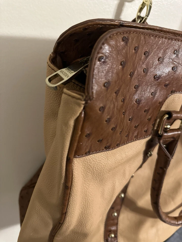 Bolso de viaje Steve Madden, tostado con adornos de avestruz. "16""t X 18""w X 7""" Foto 3 de 4