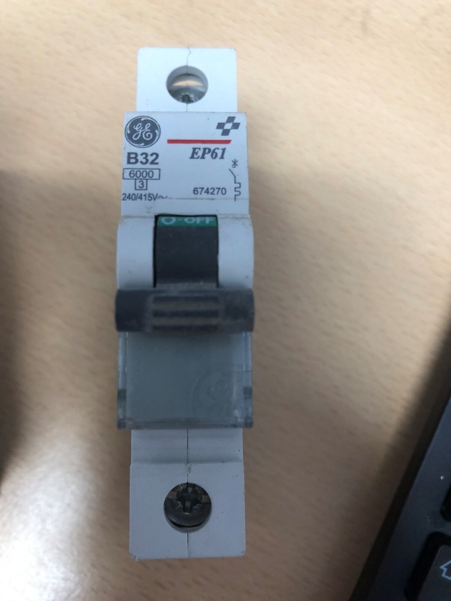 Crabtree 61/B32 MCB Versione Con Interruttore Al Centro Del MCB, Colore Grigio Pallido, Interruttore Starbreaker B32 32 32 Amp Tipo B