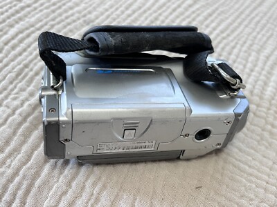 DXG-301V Camcorder 3.2 Mega Pixels DVC/MPEG4 f=5.58 mm lens W/F