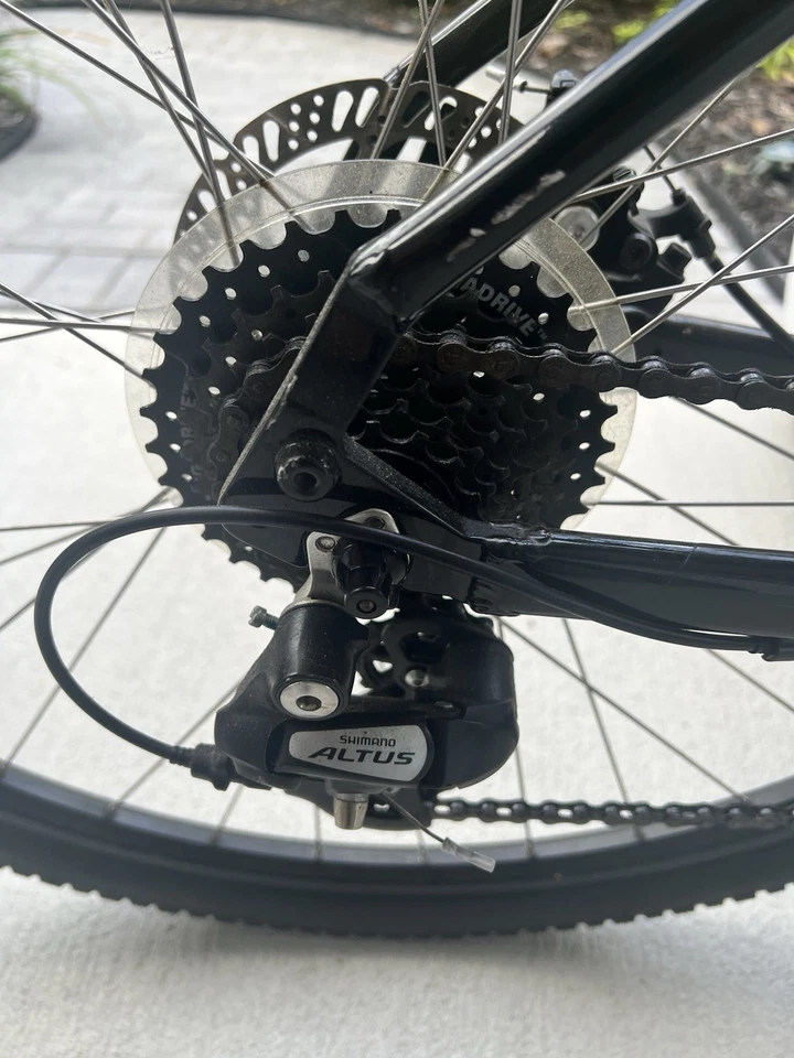 Bicicleta híbrida Trek com suspensão dianteira e câmbio de aderência. Precisa de pneus - Imagem 2 de 4