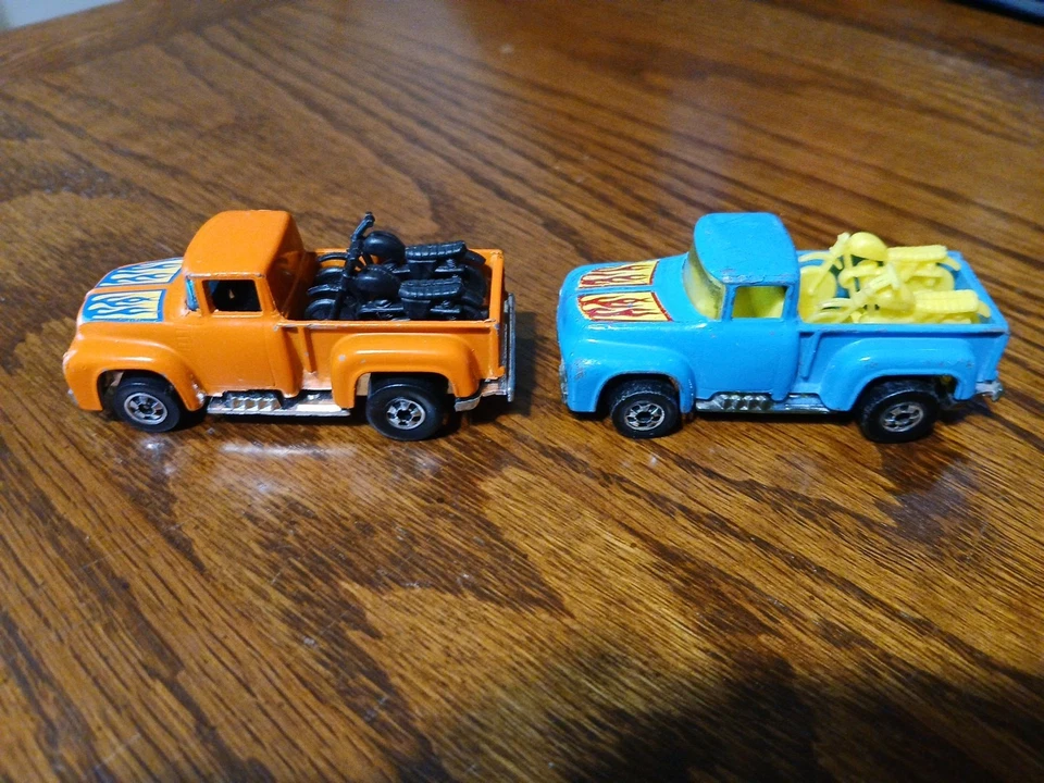 Camioneta Ford Blue 1956 1973 Hot Wheels con 2 ciclos Foto 2 de 4