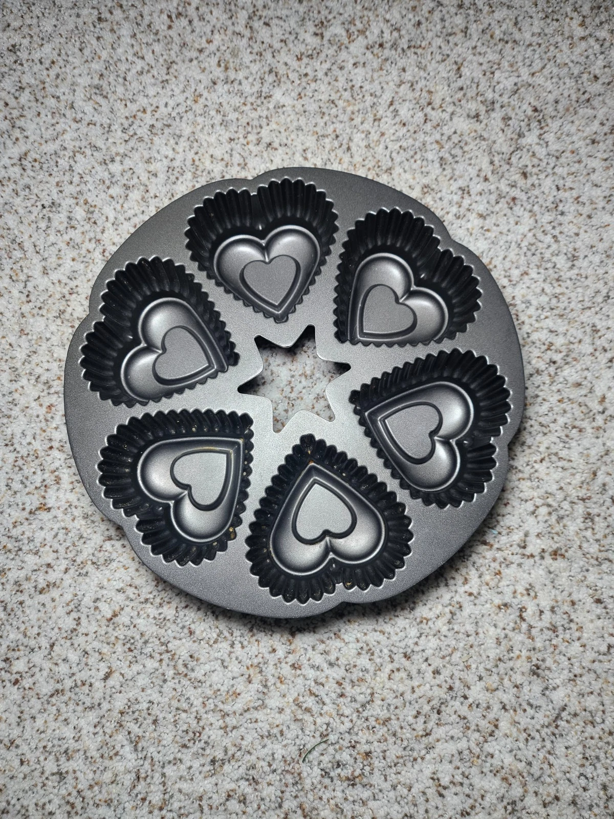 Wilton Dimensions Decorative Bakeware Mini Heart Pan 6 Cup Capacity