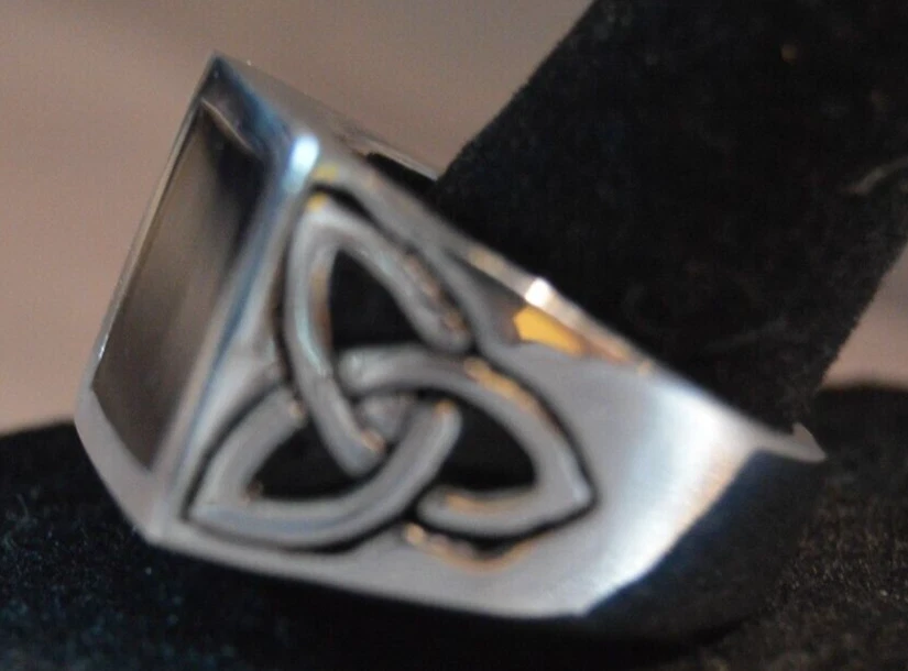 Anillo triquetra de acero inoxidable para hombre con incrustación de resina negra - audaz - talla 10,5 Foto 3 de 4