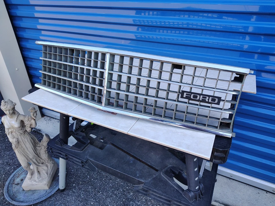 Ford Fairmont 1978-1980 parrilla delantera cromada con emblema de fábrica OEM # D8BB-8150-AWF Foto 2 de 4