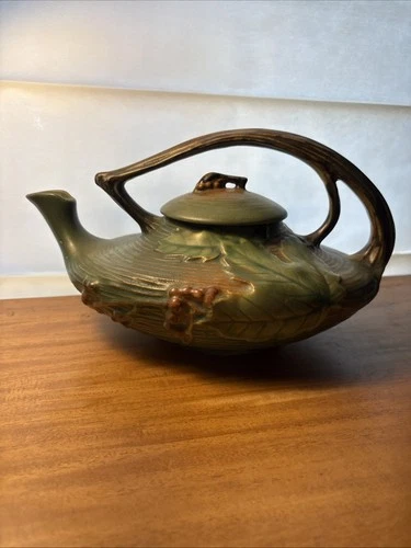 Roseville Bushberry Teapot, Shape 2-7, c. 1932–35, Art Pottery