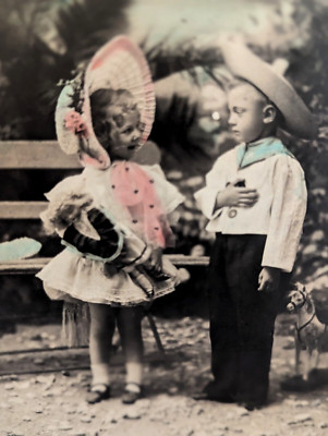 Vintage antike gebrauchte Postkarte kleiner Junge Mädchen Schätzchen Kinder Kindheit (PC374)