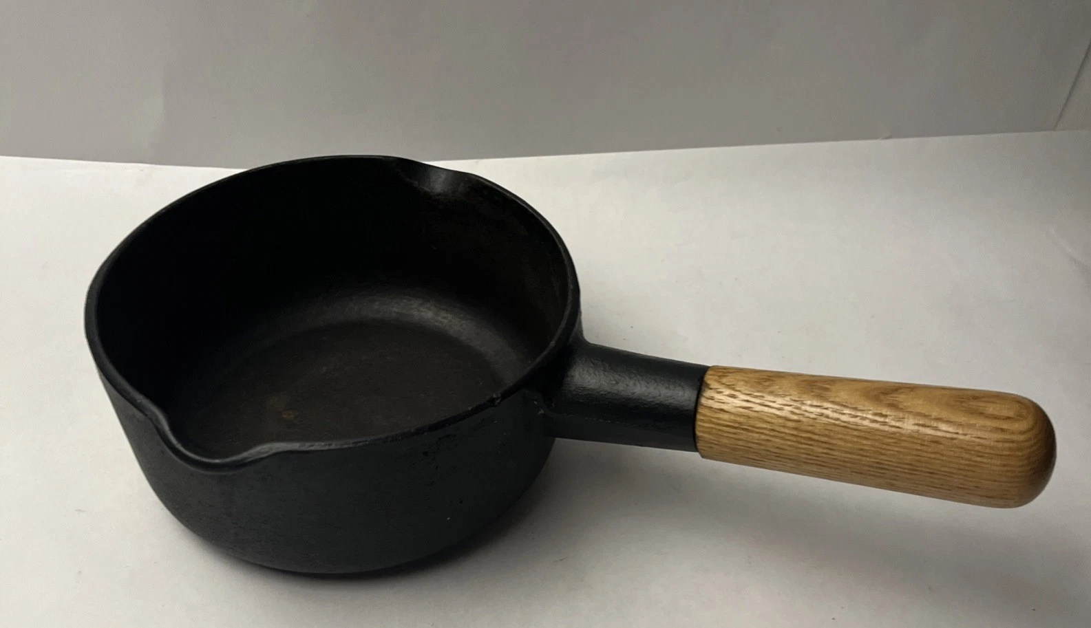 Vintage 1 Quart Cast Iron Sauce Pan W/ Wood Handle Pan 6"
