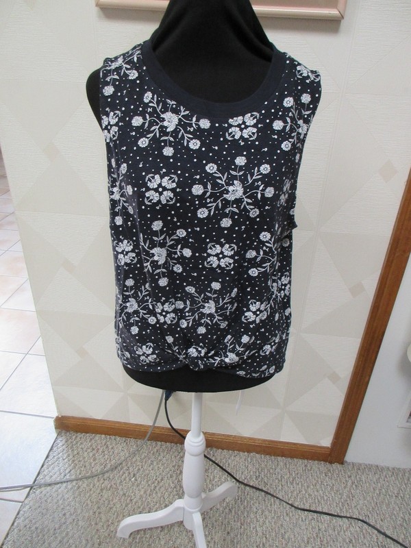 LOFT -BLACK/WHITE-FLORAL-SLEEVELESS-ROUND NECK-KNOTTED HEM-CROPPEDTOP-SIZE-L-NEW