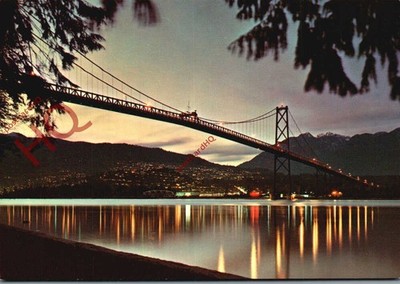 Ansichtskarte>>Vancouver, Lions Gate Bridge in der Abenddämmerung