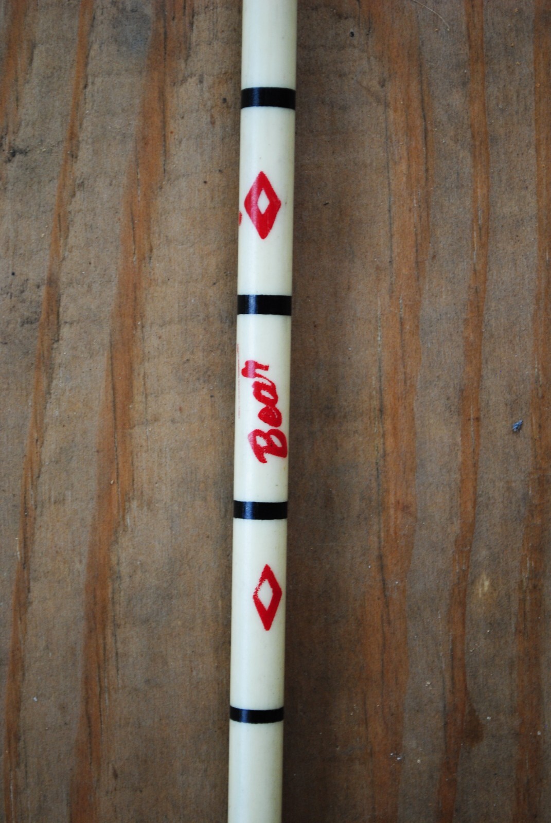 VINTAGE BEAR ARCHERY BOW FISHING REEL AND FIBERGLASS ARROW FOR RECURVE