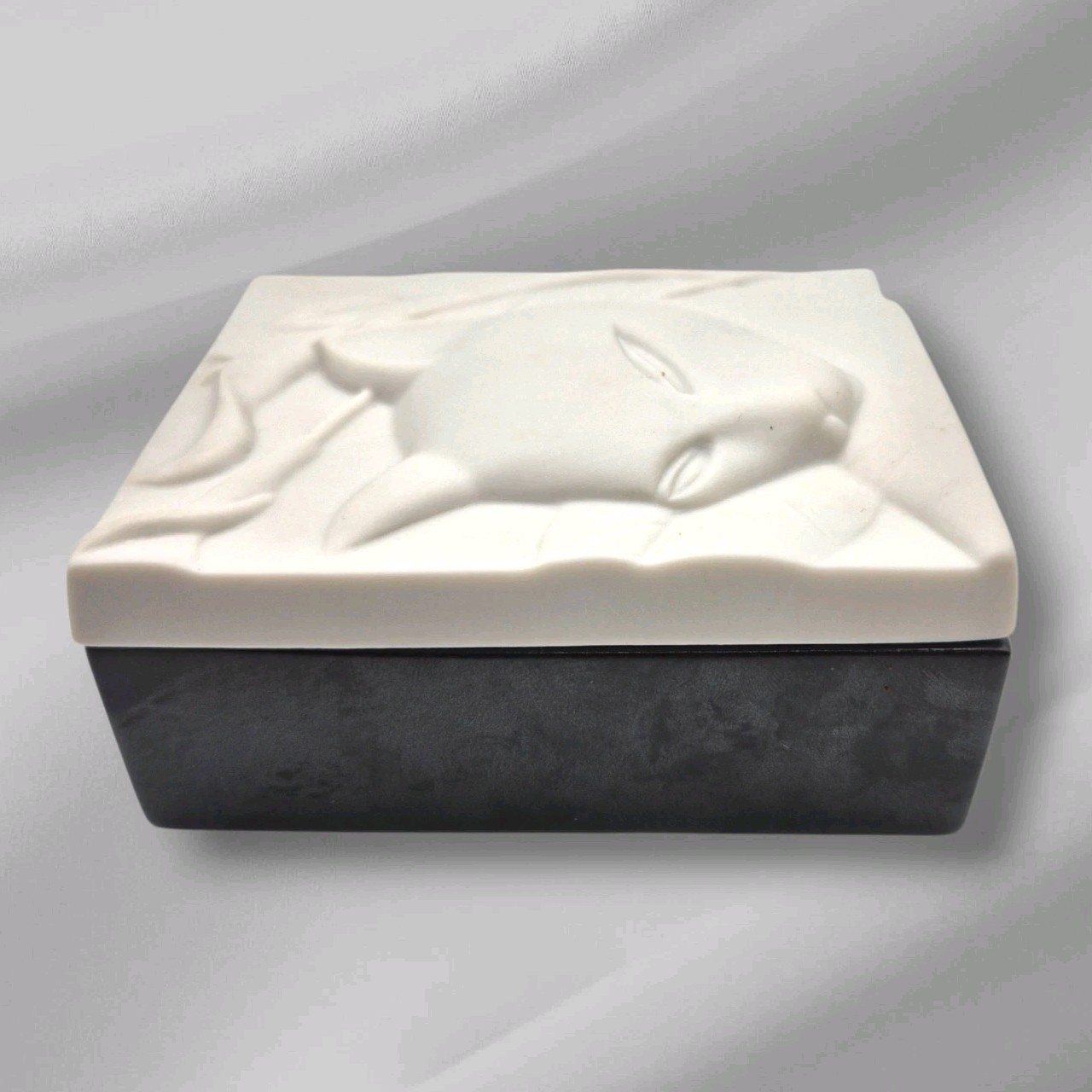 Vintage 1980s Crowning Touch Cat & Calla Lily Porcelain Trinket Box Japan