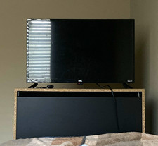 onn. Roku TV 32" LED 1080p FHD Flat Screen Smart Streaming Interface Black