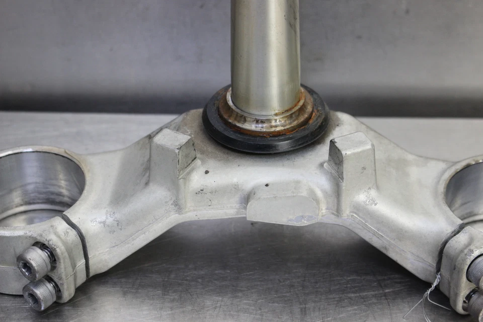 04-06 Yamaha YZF R1 1000 Lower Triple Tree Clamp Steering Stem Foto 2 de 4