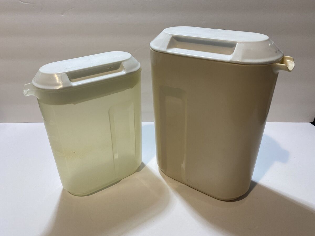 Set of two Rubbermaid liquid containers – 2 1/2 quarts and 1 1/2