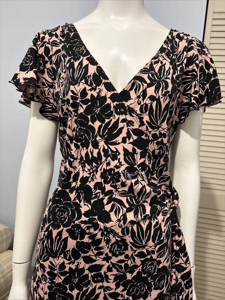 VESTIDO ENVOLVENTE MAX AND CLEO ESCOTE EN V Color Beige/Rosa Con Flores Negras Talla L Foto 2 de 4