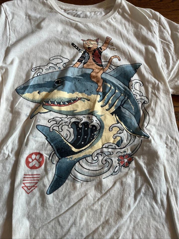 Camiseta gráfica japonesa Samuari Ninja gato montar tiburón para hombre beige N Foto 2 de 4