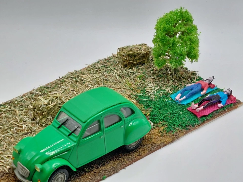 Ein Sonntag auf dem Land.  Die Citroen 2 Cv 6 Diorama. 20 x10Cms.  1/43 - Bild 1 von 4
