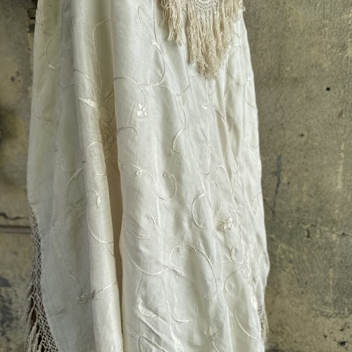 Antiguo Mantón de Piano Blanco Seda con Flores Bordadas Envoltura Cantón De Colección - Imagen 3 de 16