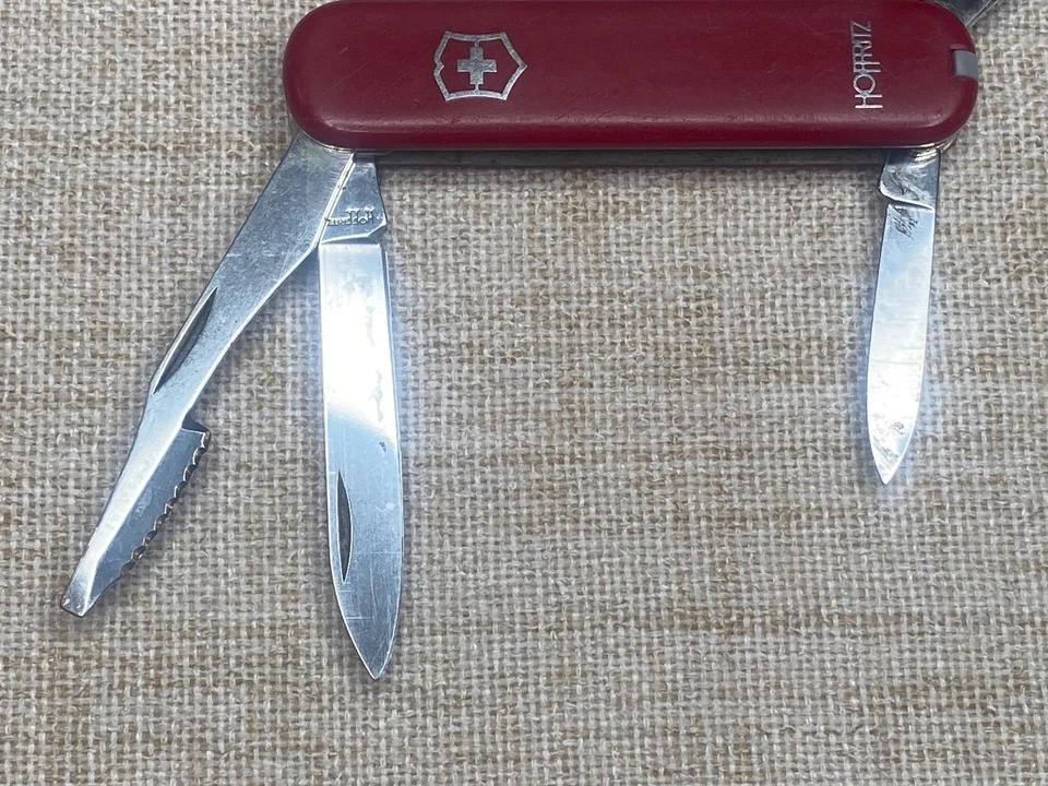 Navaja suiza ejecutiva Victorinox 74 mm roja Foto 3 de 4
