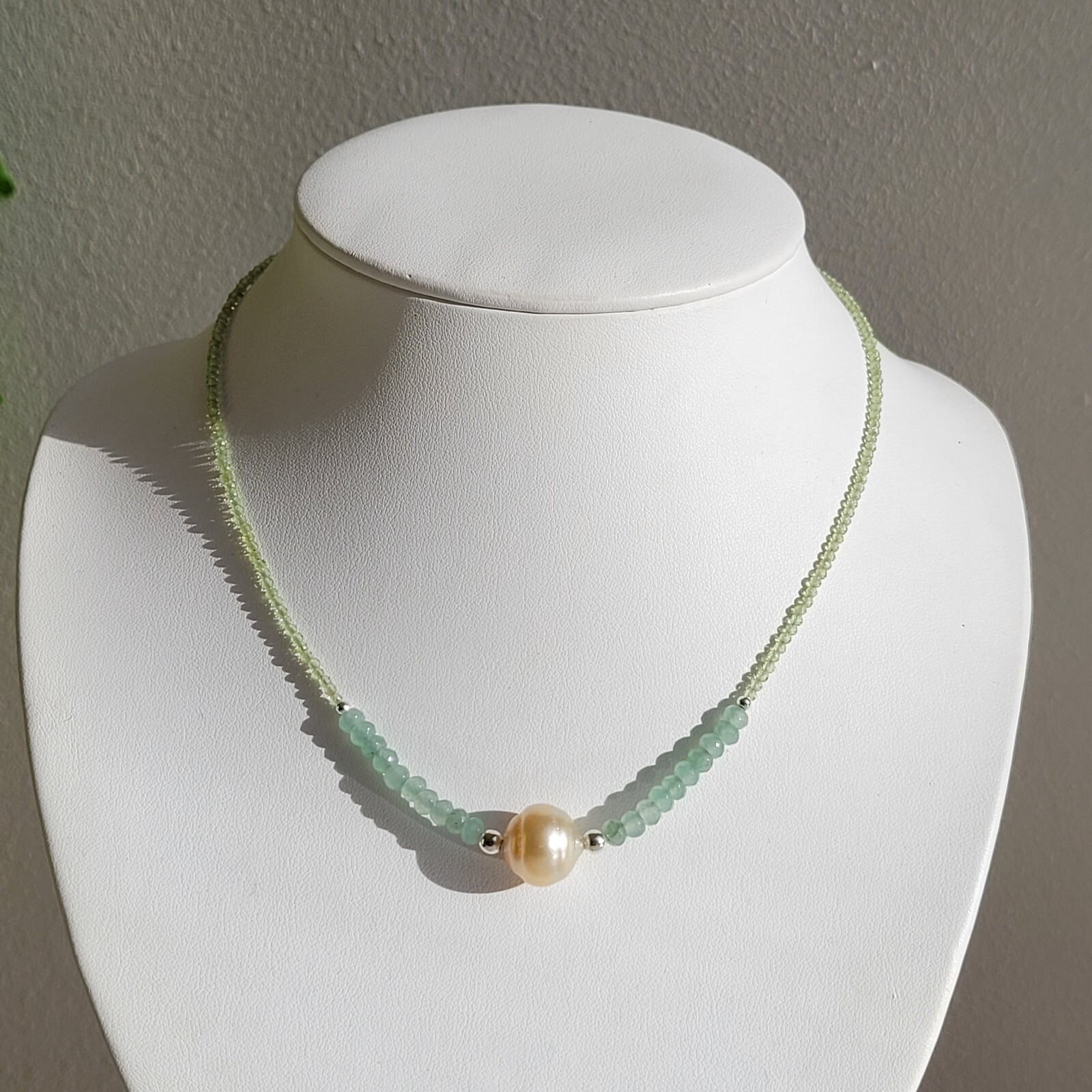 Collier argent avec perle des mers du Sud pour illuminer vos tenues de soirée