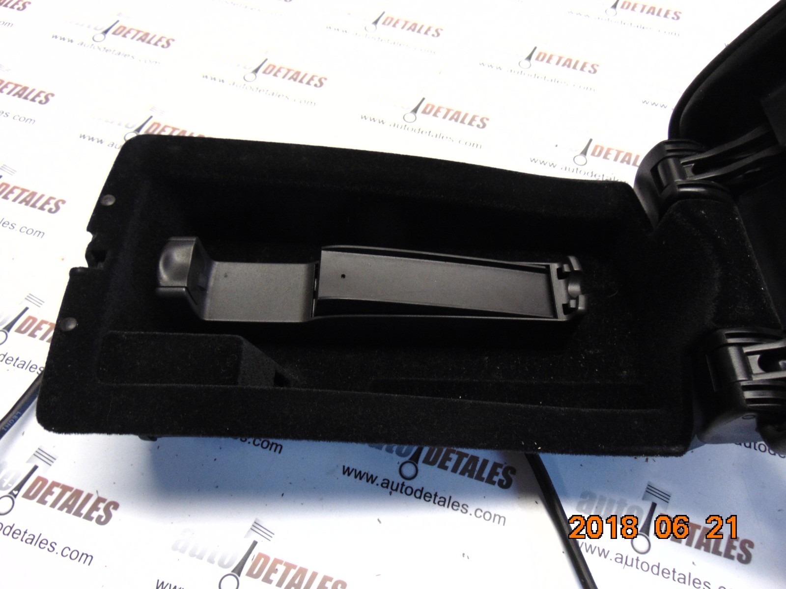 Mercedes CClass W203 center console armrest lid storage E037612023