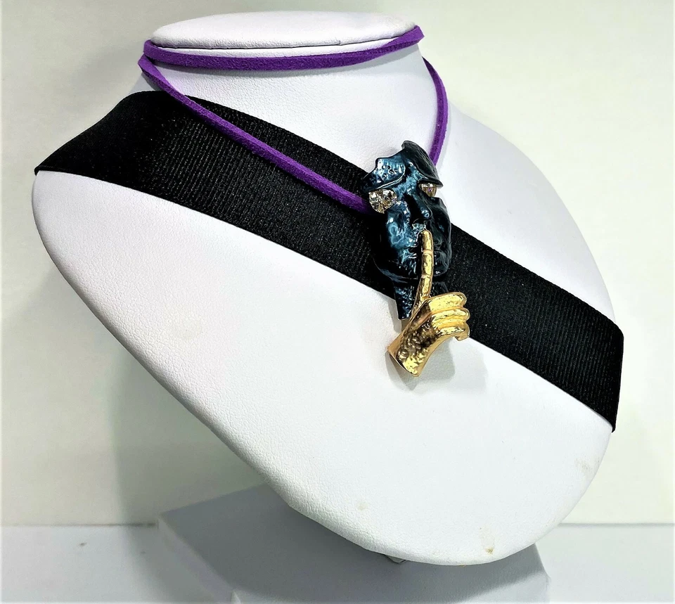 BETSEY JOHNSON BROCHE PIN ESMALTE AZUL Y DORADO MÁSCARA CORDÓN DE CUERO MORADO GRATIS Foto 3 de 4