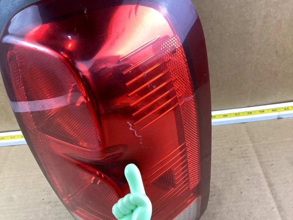 Conjunto de luz trasera lateral derecha del pasajero Saturn Relay 2005-2007 Foto 3 de 4