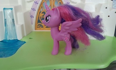 Hasbro My little Pony Figur - Lila mit Flügel und Einhorn Mähne Silverstream gli