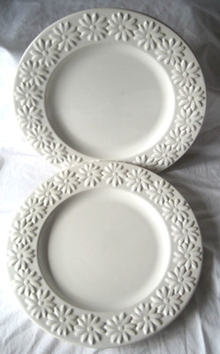 2 St Michael M&S geprägte weiße Gänseblümchen Speiseteller. Made in England. TOP
