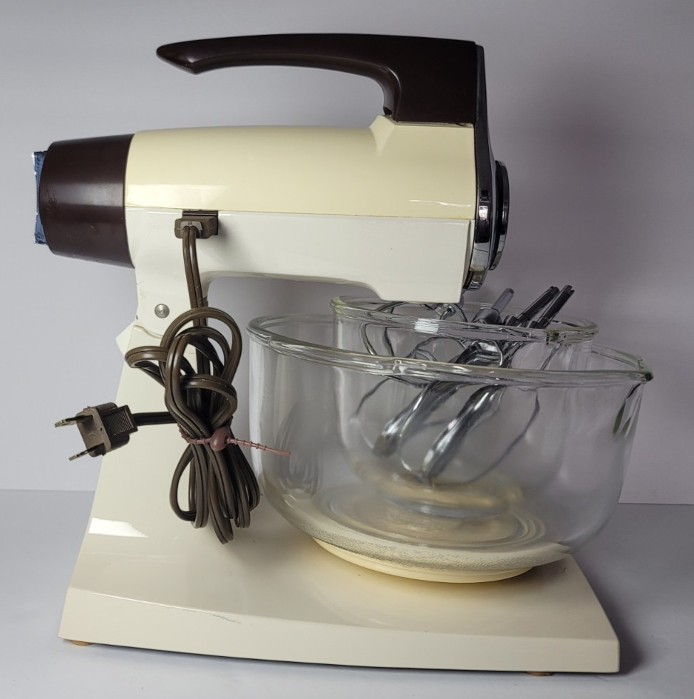 Vintage Sunbeam Mixmaster Cream 12 Speed Stand Mixer 2 Bowls & Beaters Works