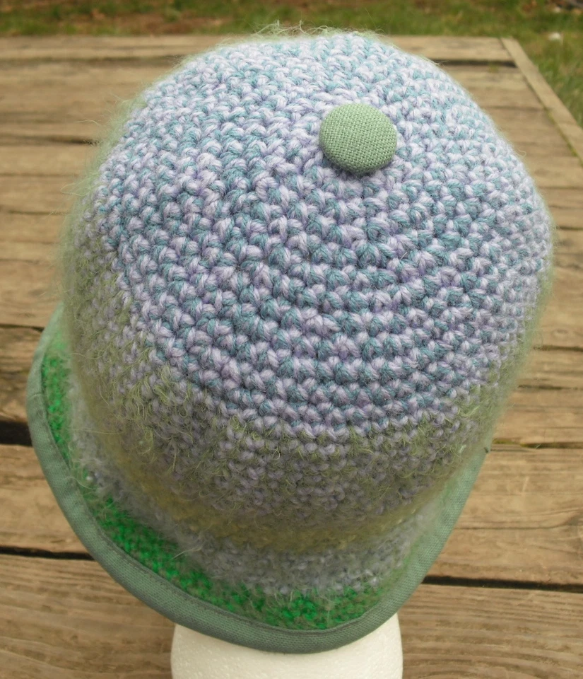 Tonos verdes divertidos y difusos Cloche tamaño mediano - hechos a mano por Michaela Foto 4 de 4