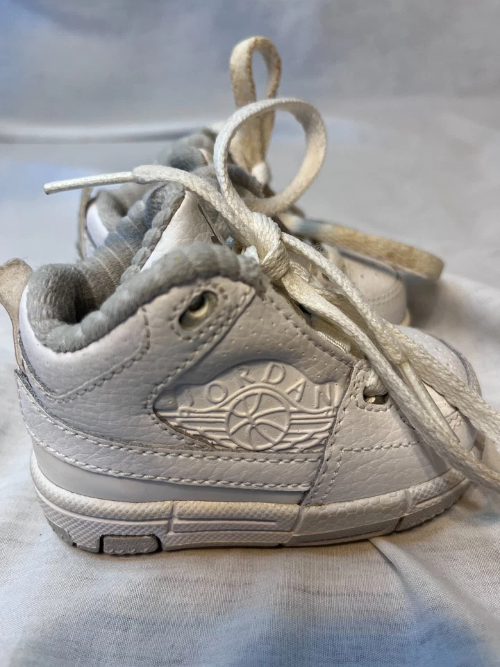 Baby Jordans todo blanco talla 2c Foto 3 de 4