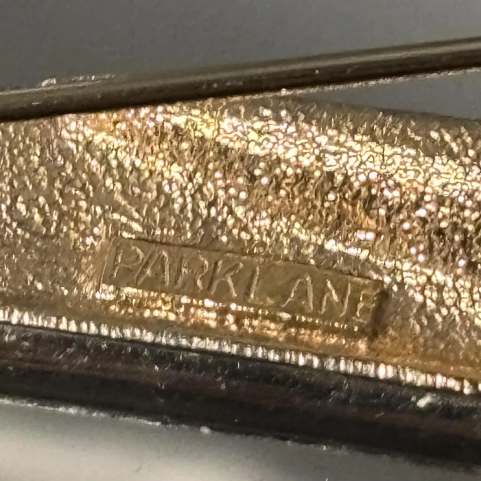 Винтажная золотистая брошь с шевроном Parklane со стразами на булавке с геометрическим узором ювелирные изделия 3,75 дюйма - Изображение 3 из 4