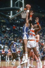 Alex English of the Denver Nuggets shoots 1981 Basketball Photo 5