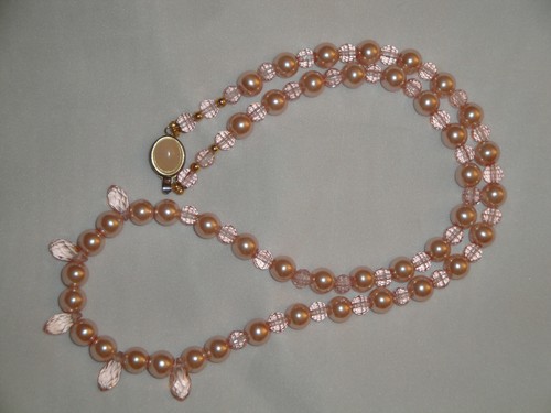 Collana vintage in perle di conchiglia , cristalli e susta in quarzo tutti rosa - Foto 2 di 12