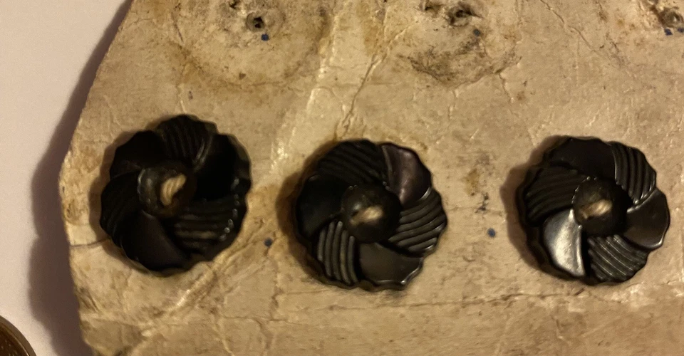 Vintage BLACK WHITE PLASTIC BUTTON LOT old cards lacy pierced deco novelty 100P - Image 4 of 4