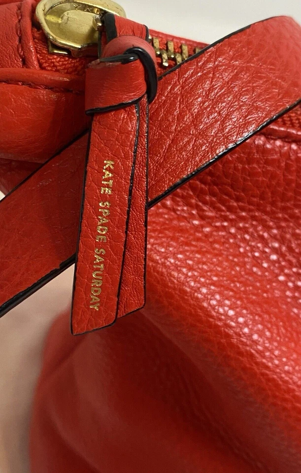 Raro Bolso Bandolera Kate Spade Saturday Lápiz Labial Cuero Rojo Forma Libre Foto 4 de 4