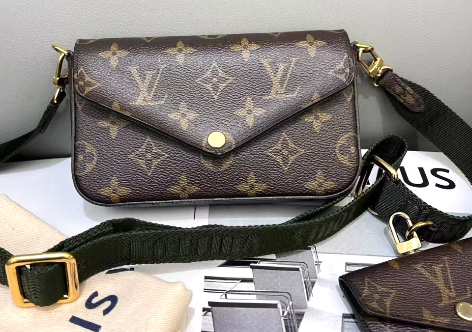 Louis Vuitton Pochette Accessoires Monogram Shoulder bag Crossbody Women