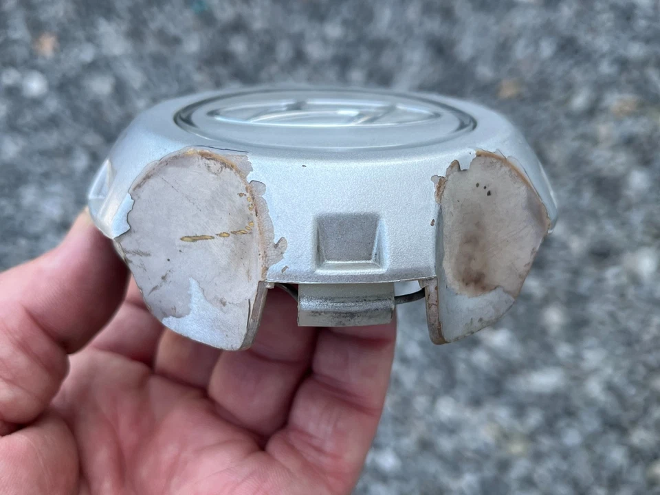 TAPA CENTRAL RUEDA HYUNDAI TUCSON OEM ACABADO PLATEADO U03604-3800 2005-2006 Foto 2 de 3