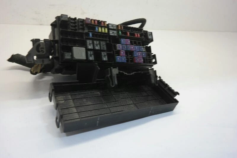 Ford Taurus 2013-2014 caja de fusibles de motor OEM sin turbo ni equipamiento policial Foto 2 de 4