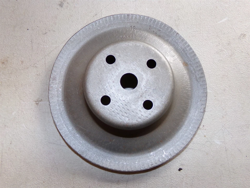 Chevrolet 1969-74 polea de bomba de agua 330556 OEM Camaro Chevelle Nova 70 71 72 Foto 2 de 4